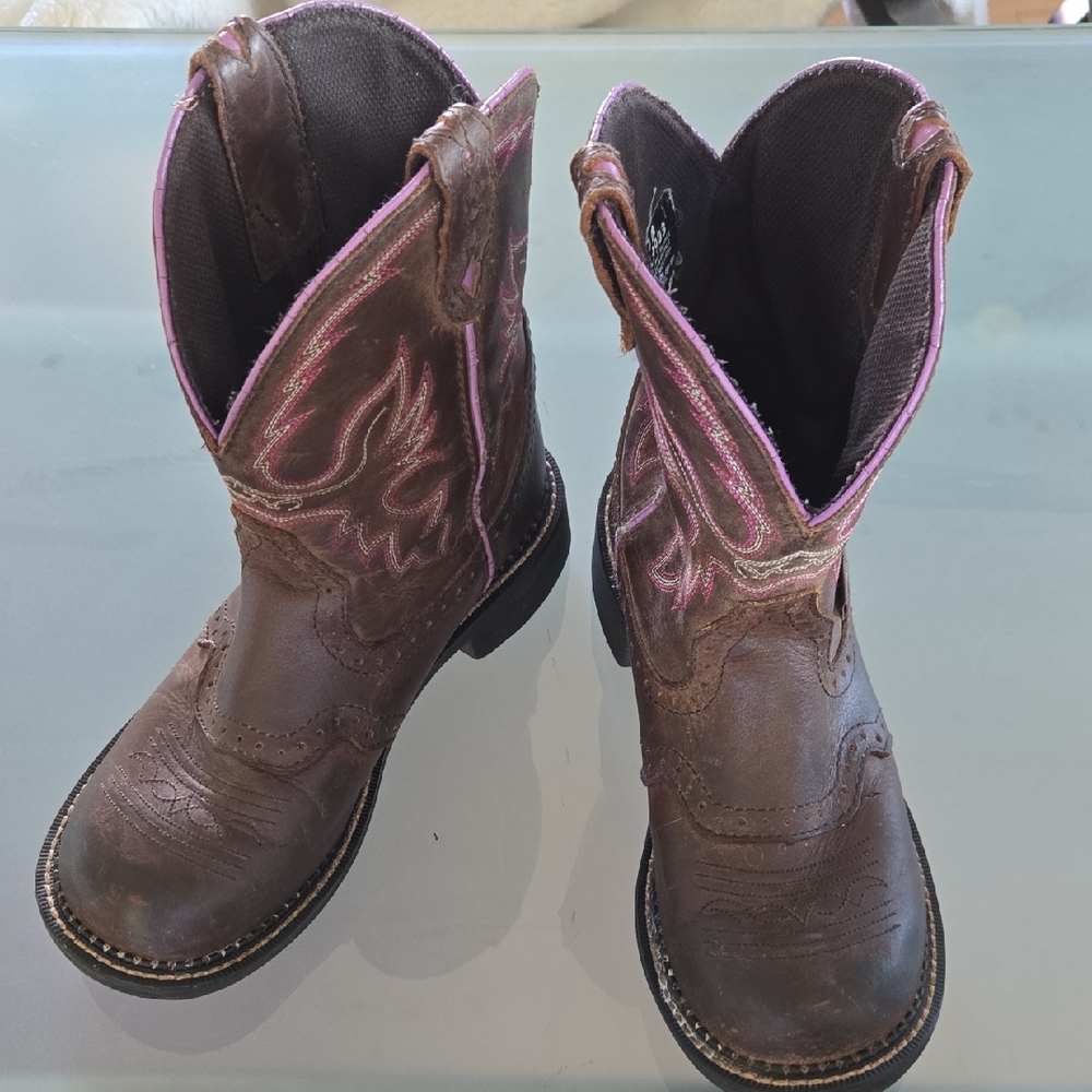 Pink Stitching Brown Leather Justin Cowgirl Boots 
These Are So Adorable!